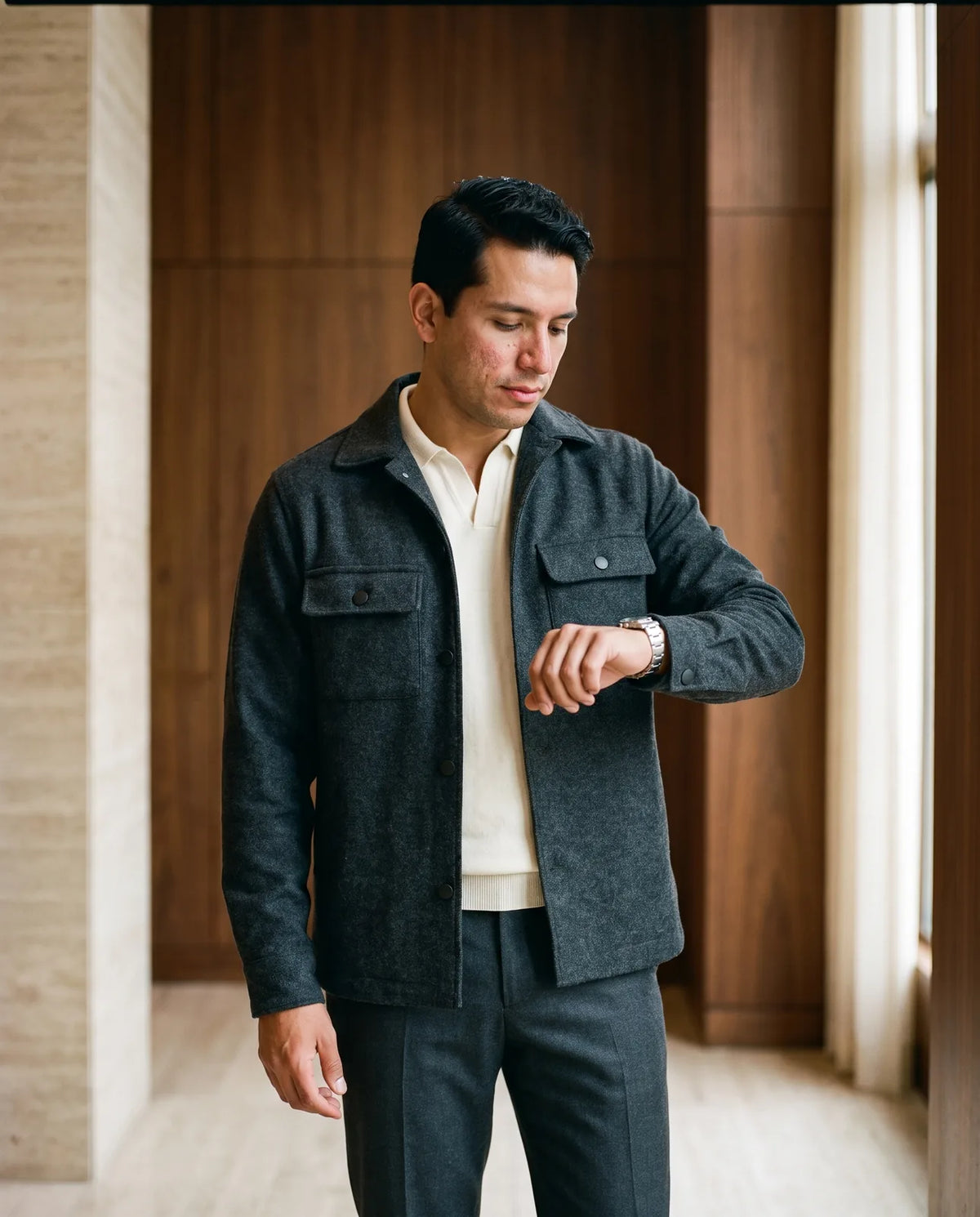 Chaqueta camisera de paño gris oscuro para hombre con pantalón de vestir