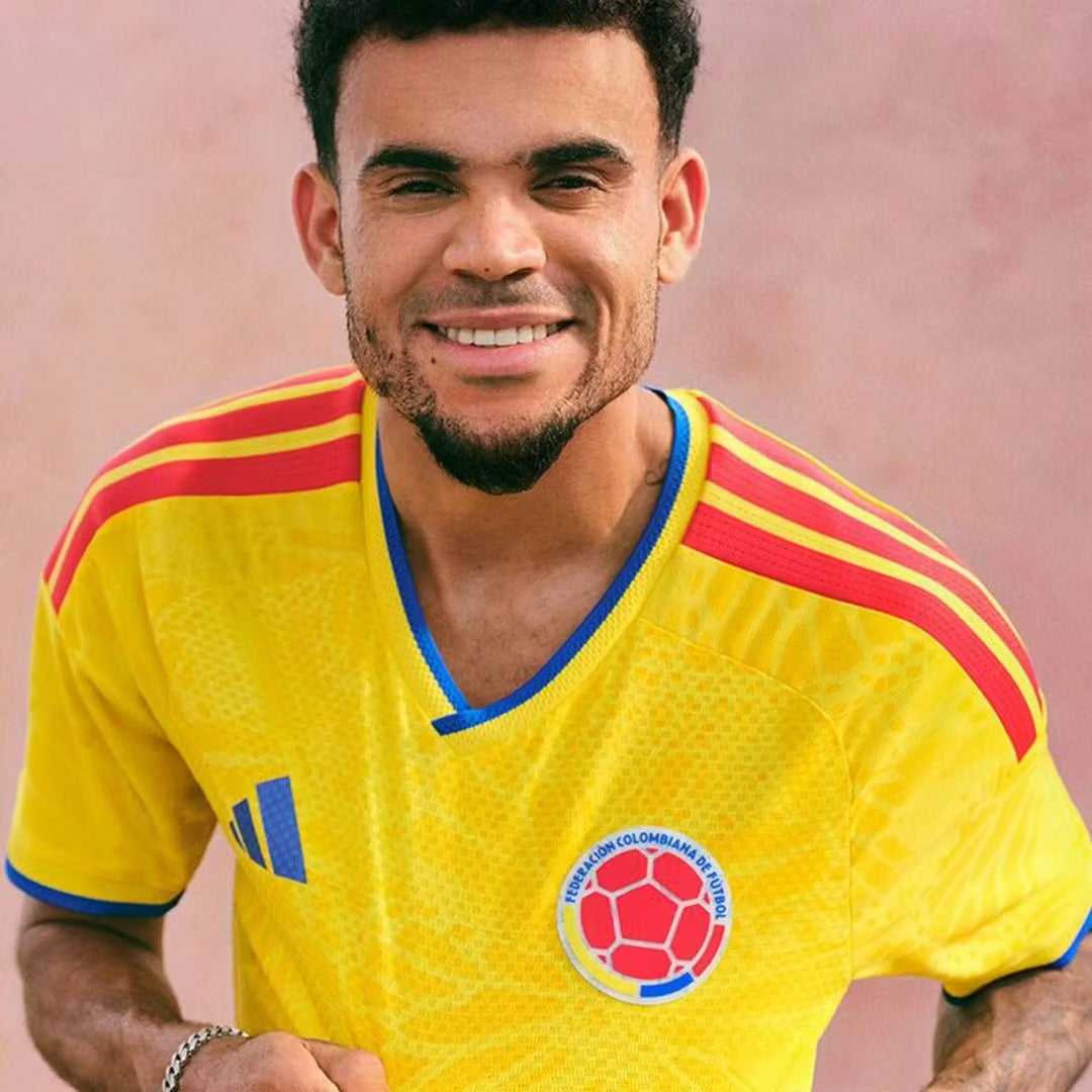 Camiseta Colombia 2026 diseño mariposas — tejido técnico de alto rendimiento | Azzari™