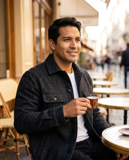 Chaqueta camisera de paño negra para hombre en un café