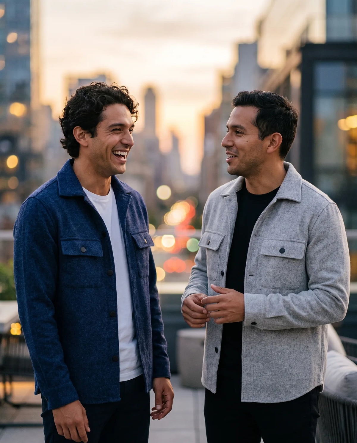 Dos hombres con la chaqueta camisera de paño en azul oscuro y gris claro