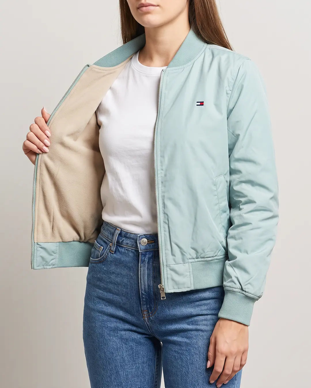 Detalle del forro interior y logo bordado de la chaqueta bomber Tommy Essential verde manzana