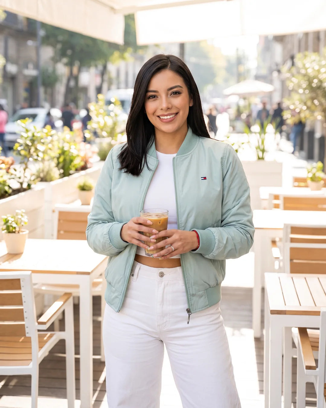 Chaqueta bomber Tommy Essential verde manzana para mujer, look casual en café