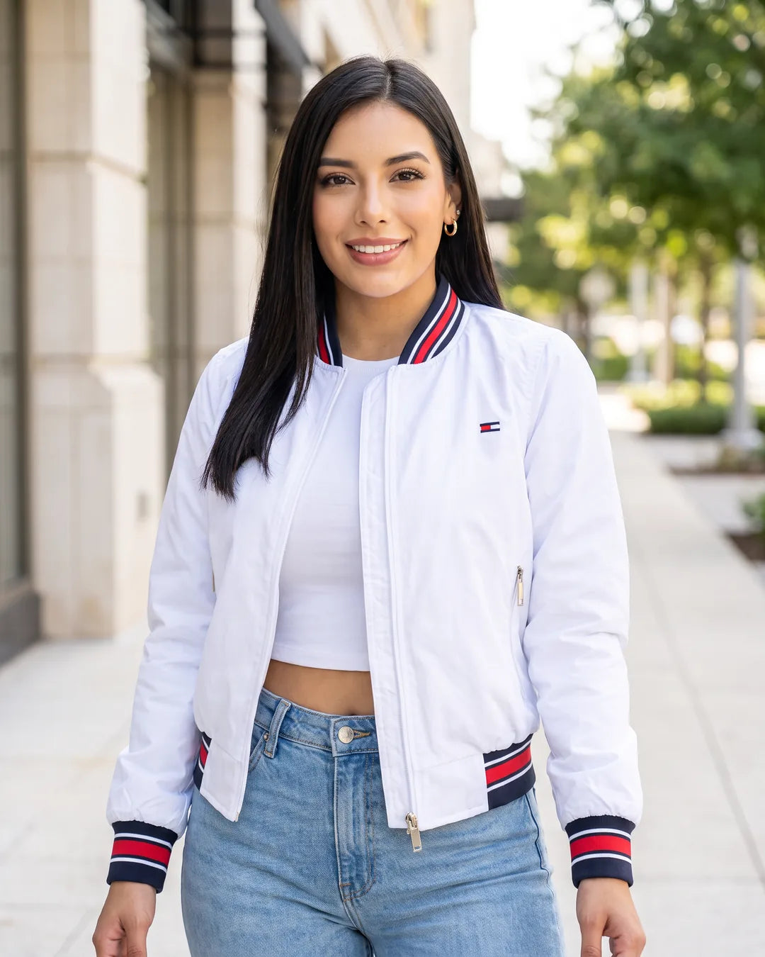 Chaqueta bomber Tommy Varsity blanca para mujer, look urbano