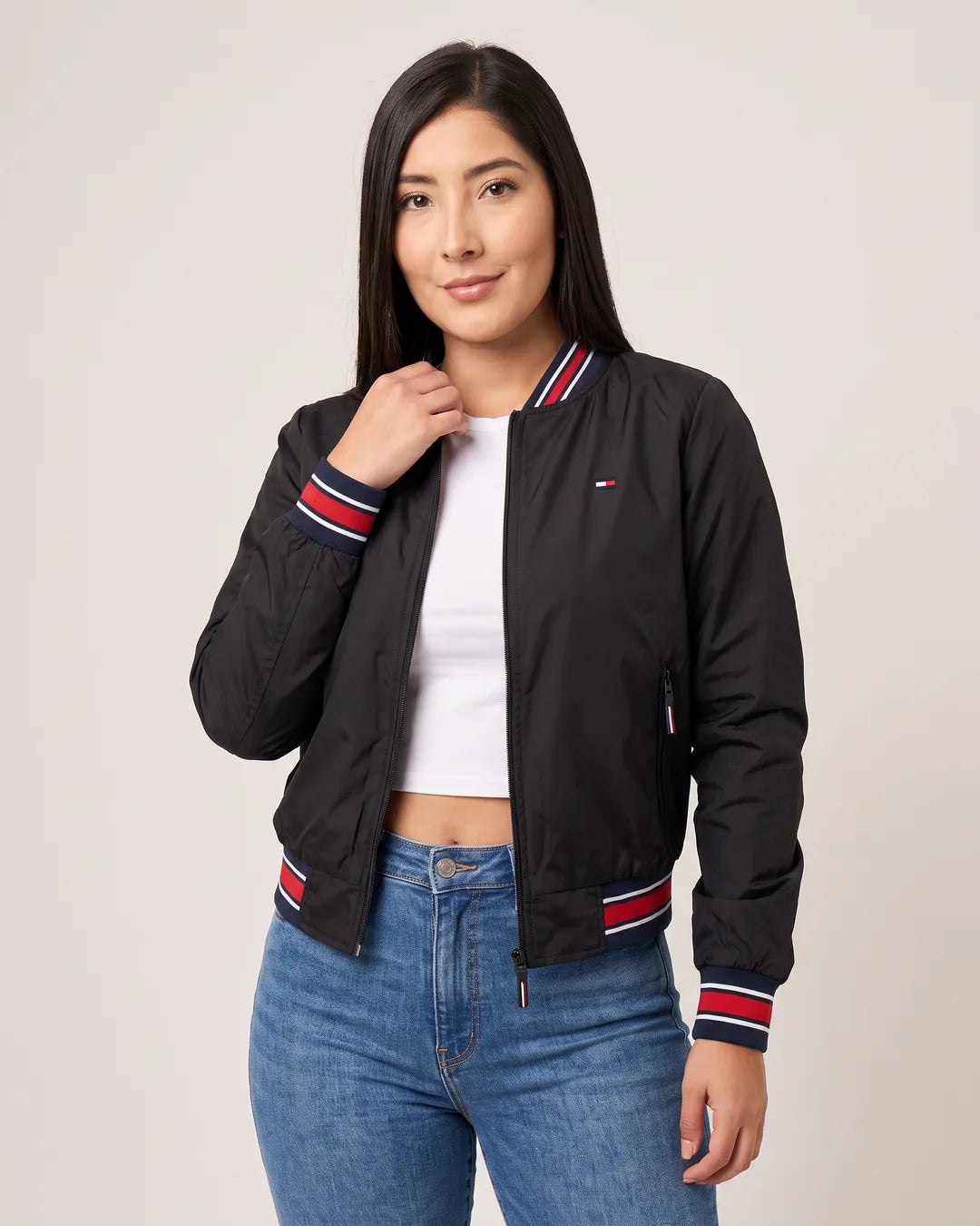 Chaqueta bomber Tommy Varsity negra para mujer con rayas en contraste