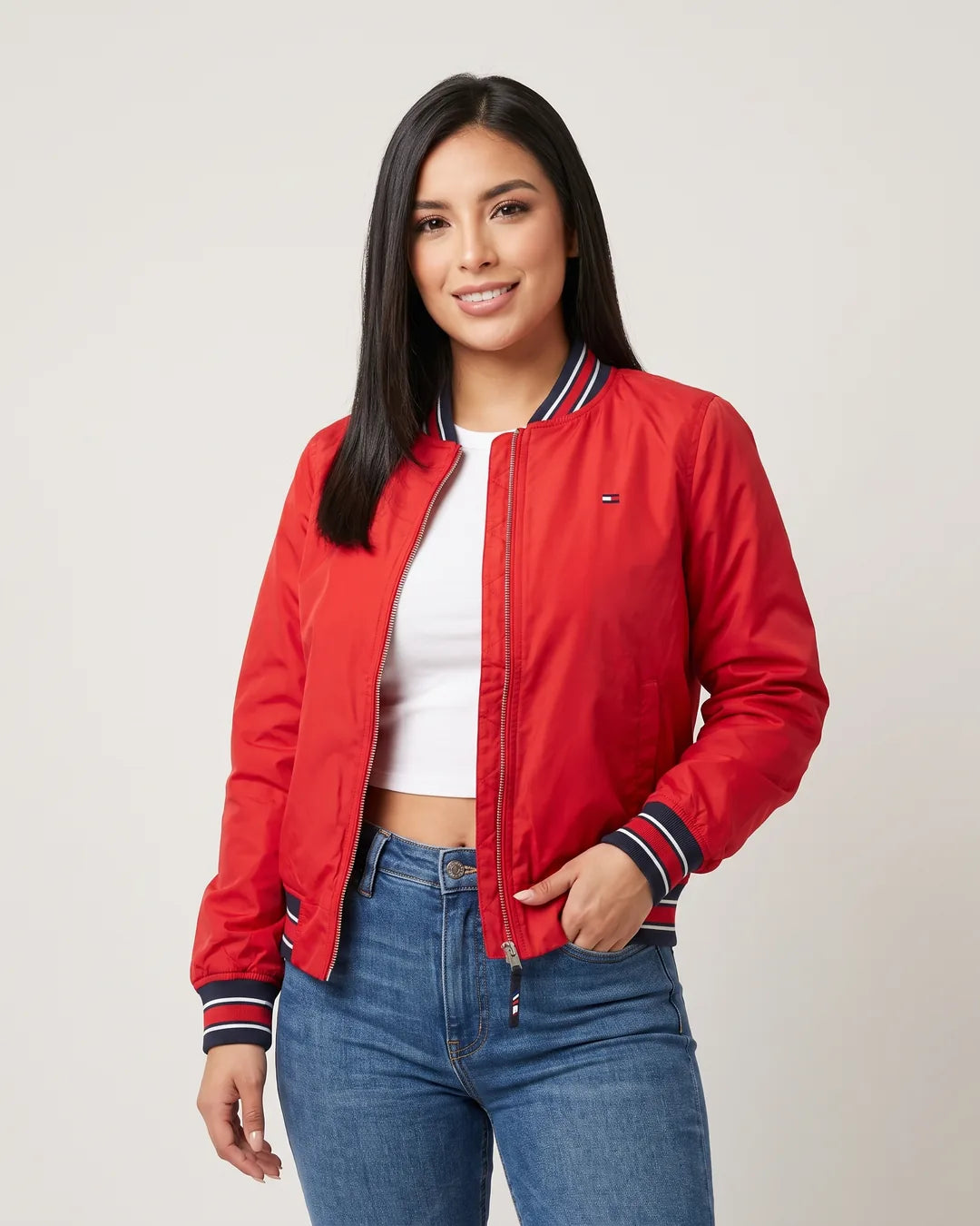 Chaqueta bomber Tommy Varsity roja para mujer con cuello y puños de rayas