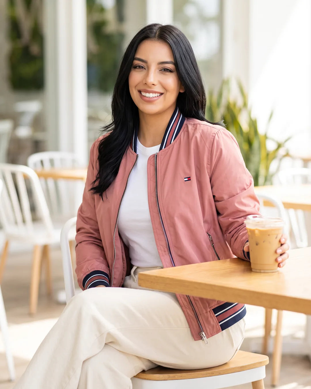 Chaqueta bomber Tommy Varsity rosa para mujer, look casual en café