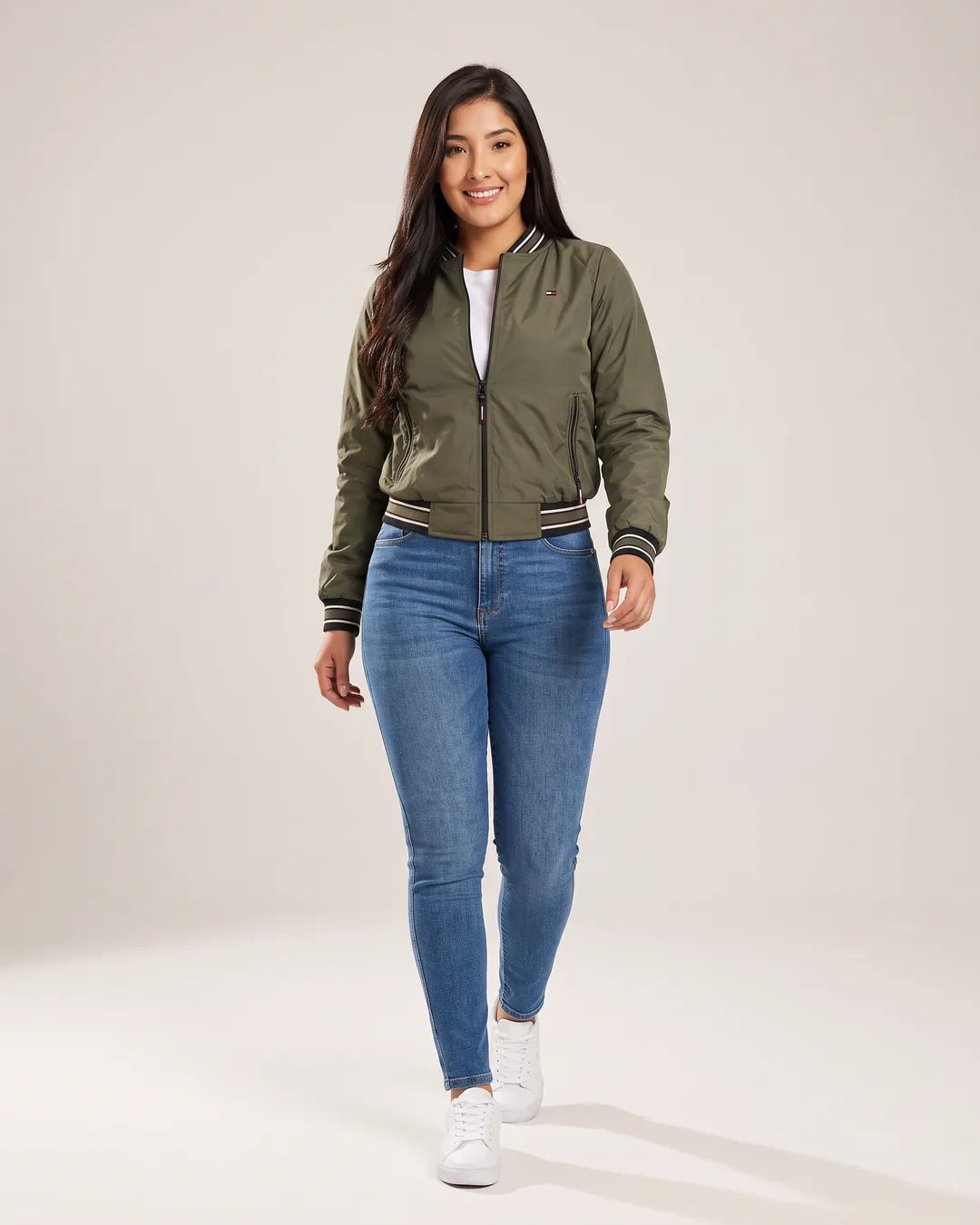 Chaqueta bomber Tommy Varsity verde para mujer, cuerpo entero